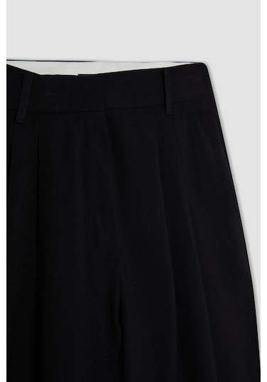 Defacto Wide Leg Cepli Pensli Basıc Klasik Dokuma Palazzo Pantolon C6375AX24HS Siyah Defacto Wide Leg Cepli Pensli Basıc Klasik Dokuma Palazzo Pantolon C6375AX24HS Siyah