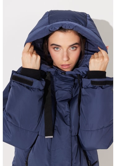 Lee Regular Fit Normal Kesim Kapüşonlu Dik Yaka Lacivert Kadın Şişme Mont L232233400 Mavi