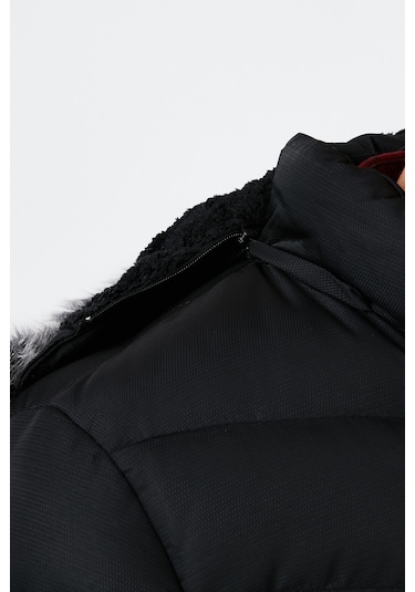 Buratti Slim Fit Suni Kürklü Peluş Astarlı Çıkarılabilir Kapüşonlu Şişme Erkek Mont 5761080 B Siyah Buratti Slim Fit Suni Kürklü Peluş Astarlı Çıkarılabilir Kapüşonlu Şişme Erkek Mont 5761080 B Siyah
