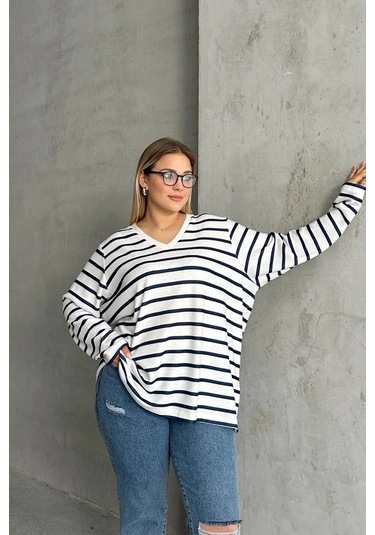 Kadın V Yaka Büyük Beden Oversize Kalıp Geniş Yırtmaçlı Çizgili Uzun Kol Curve Yumoş Bluz Beyaz