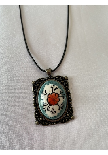 Iznik Çini Çiçek Figürlü Deri Ipli Kolye Model 4 Beyaz