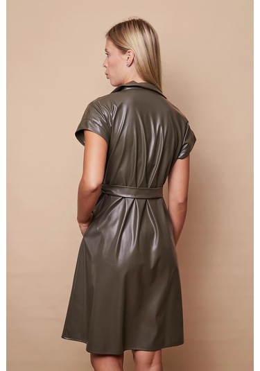 Kadın Hafif Likralı Ekolojik Deri Yakalı Düşük Omuzlu Yan Cepli Düğmeli Diz Boy Elbise-haki Haki