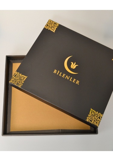 Hediyelik Seccade Tesbih Seti Kilim Desenli Kadife Astarlı Seccade, Kristal Tesbih Ve Özel Kutulu Lüks Hediye Seti Bordo