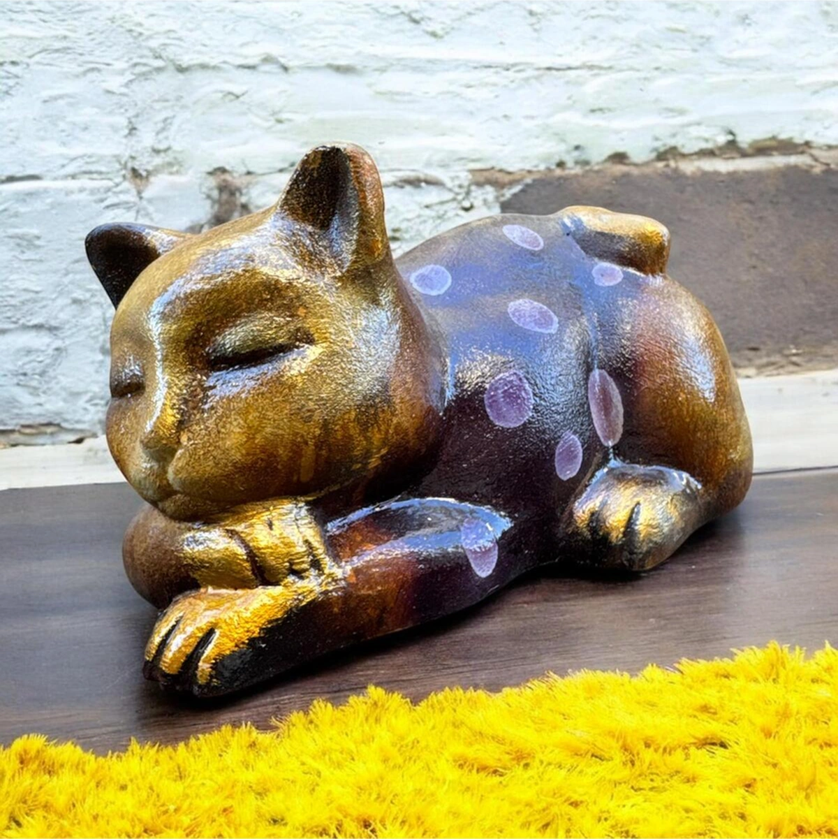 Dekoratif Polyester Uyuyan Kedi Biblo Sarı Kırmızı