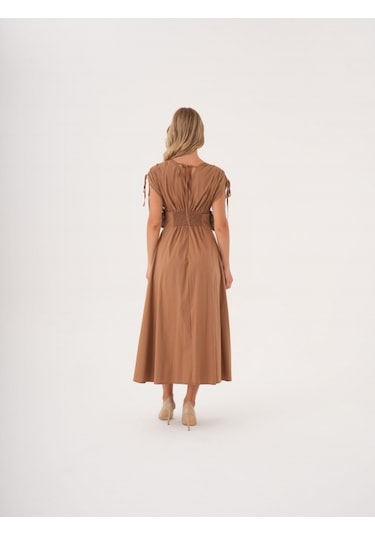 Kadın Bel Detaylı Kısa Kollu Elbise Çiçek Aplikeli, Büzgü Ve Bağcık Detaylı, %100 Pamuk Camel
