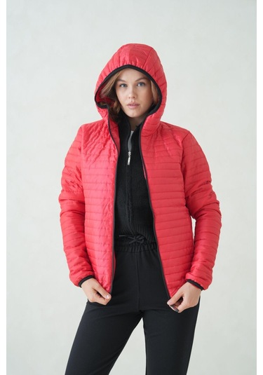 İçi Astarlı Su Ve Rüzgar Geçirmez Cepli Kapüşonlu Kadın Mont Kırmızı