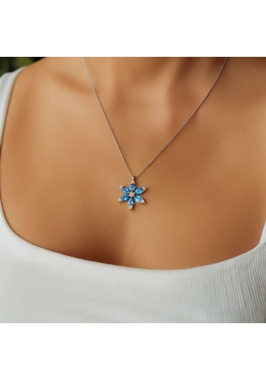 Işıklı Kutuda Aqua Taşlı Lotus Çiçeği Beyaz Gümüş Kolye Gümüş