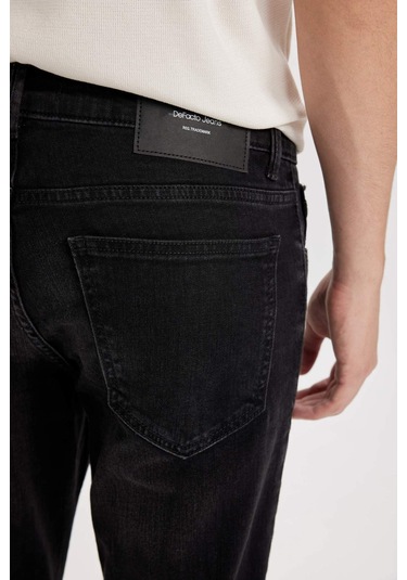 DeFacto Pedro Slim Fit Dar Kalıp Normal Bel Dar Paça Siyah Jean Pantolon R8788AZ24AUNM40 DeFacto Pedro Slim Fit Dar Kalıp Normal Bel Dar Paça Siyah Jean Pantolon R8788AZ24AUNM40
