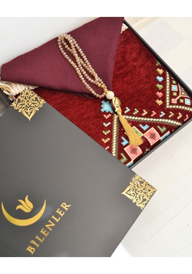 Çeyizlik Hediyelik Seccade Eşarp Tesbih Set Kilim Desenli Kadife Astarlı Seccade, Eşarp, Kristal Tesbih Özel Kutulu Lüks Hediye Seti Bordo