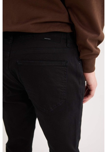 DeFacto Pedro Slim Fit Solmayan Renk Dar Kalıp Normal Bel Dar Paça Siyah Jean Pantolon S2711AZ25SPNM40