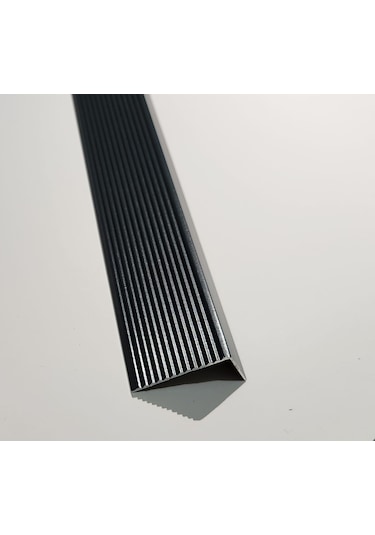 L Model Metal Merdiven Basamak Profili Çıtası Köşebent Bitim Profil Siyah 4cm 2cm 1,35m -