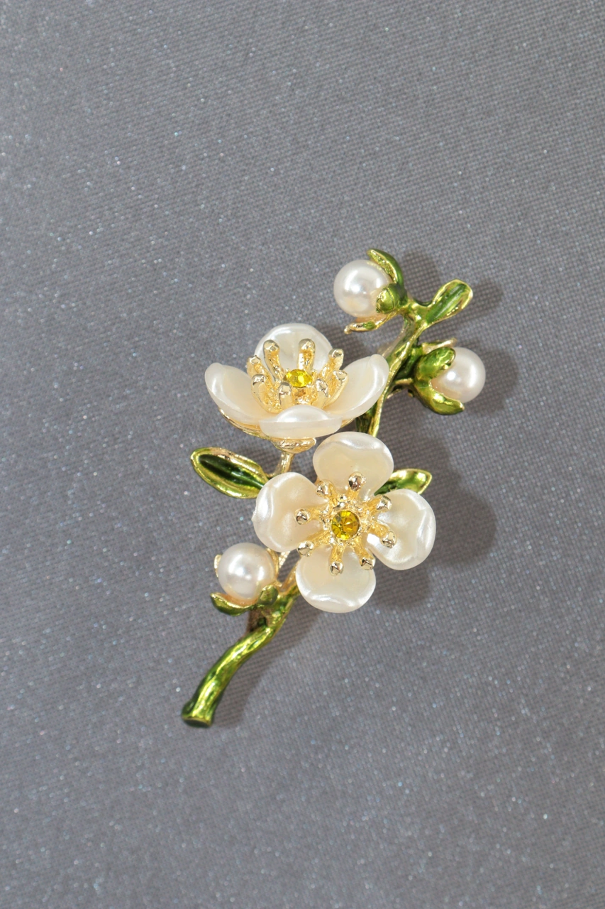 Baharın Uyanışı Erik Çiçeği Broş. Yeşil Dallı İncili Kristal Taşlı Erik Çiçekli Kadın Yaka İğnesi. Beyaz Yeşil