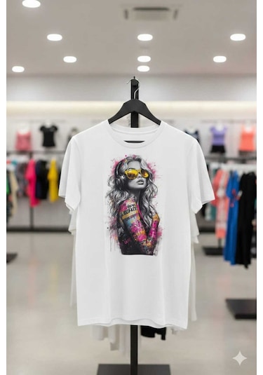 Renkli Kadın Figürü Baskılı Siyah Beyaz T-shirt Beyaz