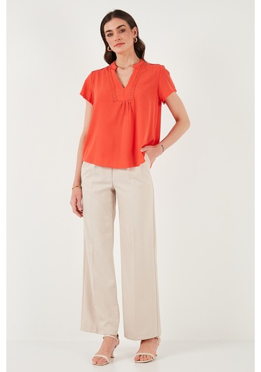 Lela Güpür Detaylı % 100 Pamuk Regular Fit V Yaka Bayan Bluz 611Bz0286 Nar Çiçeği Lela Güpür Detaylı % 100 Pamuk Regular Fit V Yaka Bayan Bluz 611Bz0286 Nar Çiçeği