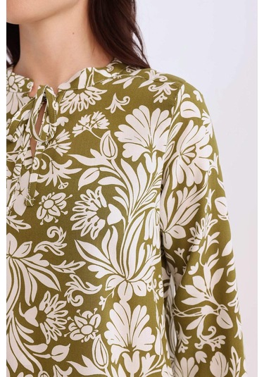 DeFacto Regular Fit Bağcıklı Yaka Çiçek Desenli Uzun Kollu Bluz N1809AZ25SPKH489 DeFacto Regular Fit Bağcıklı Yaka Çiçek Desenli Uzun Kollu Bluz N1809AZ25SPKH489