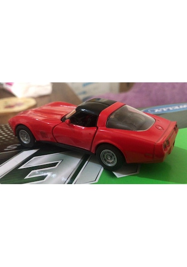 Oyuncak Metal Model Araba 1 / 36 Çek Bırak 1982 Corvette Coupe Kırmızı