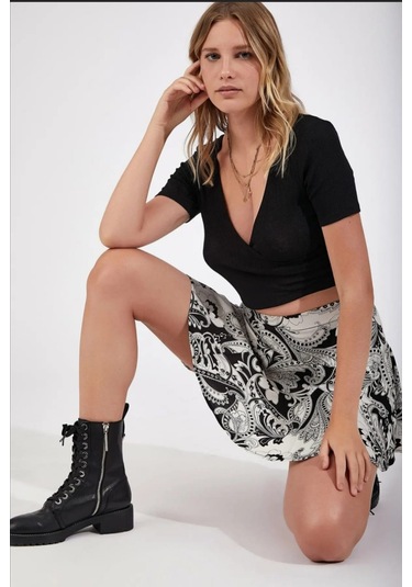 Escbutik Kadın Kruvaze Yaka Kısa Kollu Crop Siyah