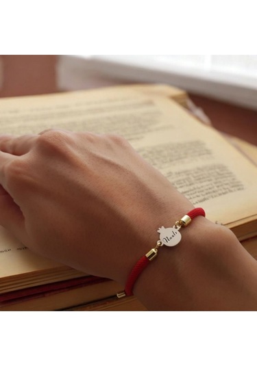Nazlı İsmine Özel 14 Ayar Altın Plakalı Nar Motifli İpek Örgülü Hediye Bileklik-323isim-kırmızı Altın