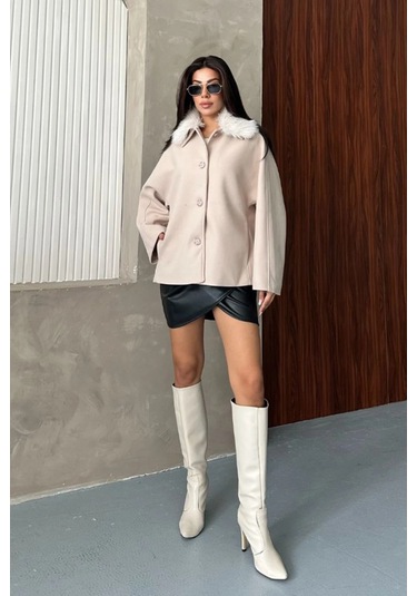 Kadın Bej Kürk Yakalı Kısa Ceket Kaşe Kumaş Oversize Geniş Kol Düğmeli Kışlık Ekru
