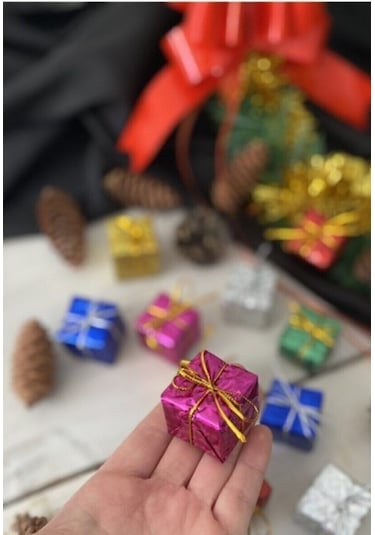 12 Adet Hediye Paketi Renkli Noel Yılbaşı Çam Ağacı Süsü 3 Cm