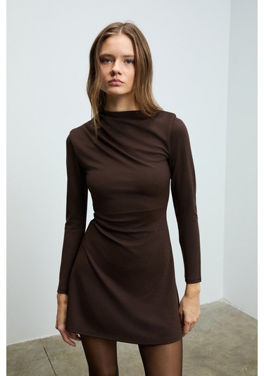 VELIRA Kadın Omuz Ve Bel Kısmında Pile Detaylı Sıfır Yaka Fermuarlı Uzun Kollu Mini Kahverengi Elbis