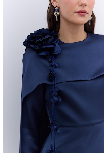 Manuka Pelerinli Çiçek Detaylı Abiye Elbise Gece Mavisi