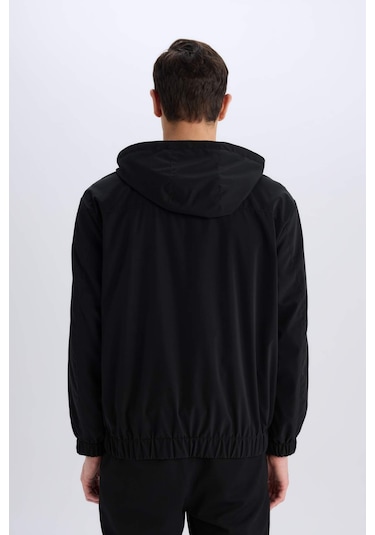 DeFacto Su İtici Regular Fit Mevsimlik Baharlık Kapüşonlu Fermuarlı Mont D7883AX25SPBK27