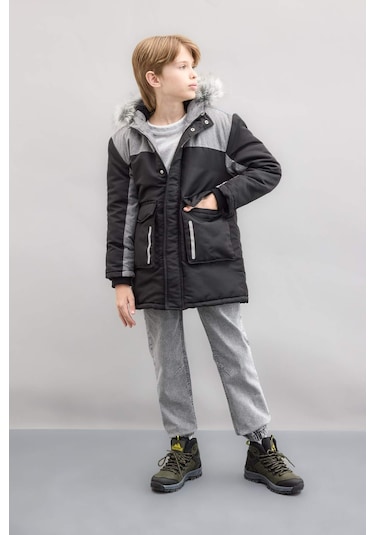 DeFacto Erkek Çocuk Çıkarılabilir Suni Kürk Yaka Kapüşonlu Pelüş Astar Parka C8990A824CWBK27