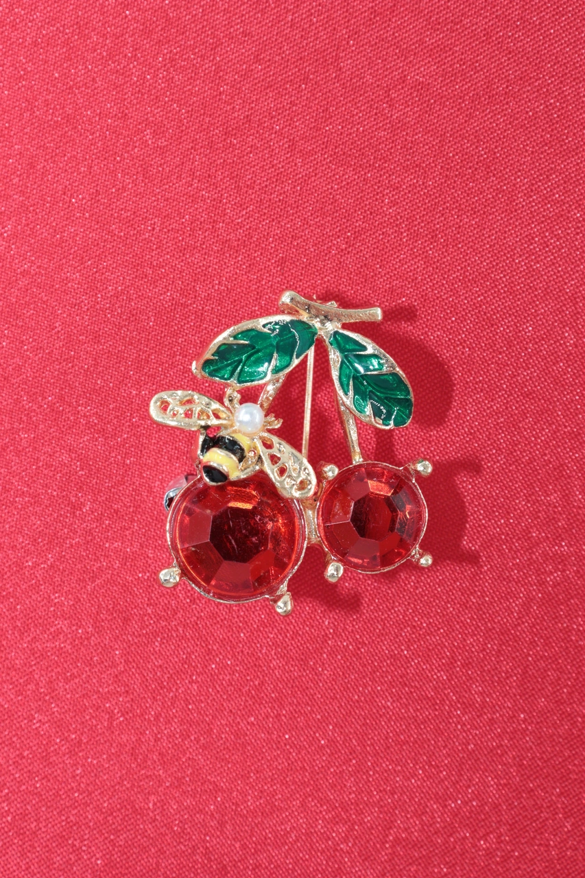 Yazın Neşesi Arılı Kiraz Broş. Altın Dallı Kristal Taşlı Yakut Renkli Kiraz Arı Kadın Yaka İğnesi Gold Kıımızı