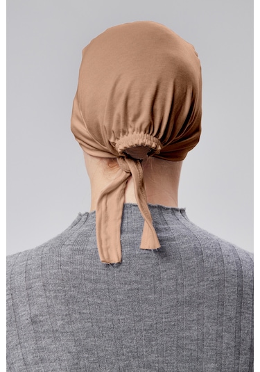 Kadın Tesettür Likralı Penye Dikişsiz Kaymaz Düz Bağlamalı Bone Sütlü Kahverengi