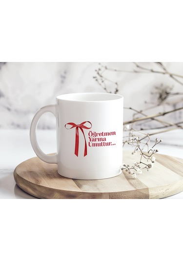 Öğretmenler Günü Kupa Bardak Öğretmen Yarına Umuttur Yazılı Kırmızı Kurdele Tasarımlı Hediye Beyaz