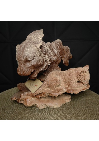 Kaplan Annesinin Ve Yavrusunun Korumasını Simgeleyen El Yapım