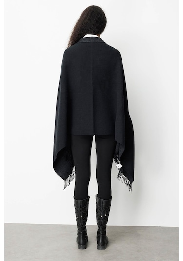 Kadın Yakası İşlemeli Koldan Geçmeli Büyük Yün Panço Siyah Siyah
