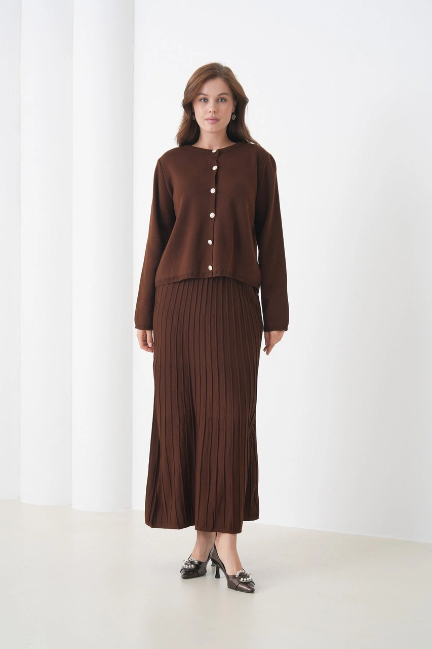 Kadın Pileli Etek Kazağı Düğmeli Tesettüre Uygun Örgü Triko Etekli Ceket Takım Kahverengi