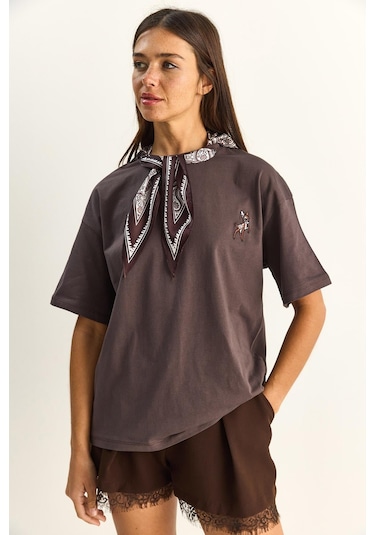 Shade Kadın Ceylan Nakışlı Fularlı Basic Salaş T-shirt 7517 60283977 - Kakao Çok Renkli