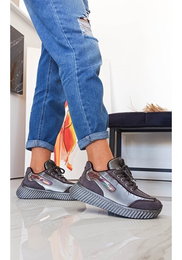 Gri Renk Düz Taban Bağcıklı Kadın Spor Ayakkabı 001