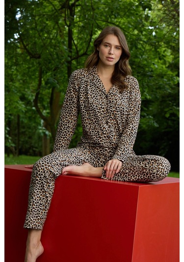 Pijamoni Kadın Leopar Desenli Gömlek Yaka Pijama Takımı İnce Desenli Leopar