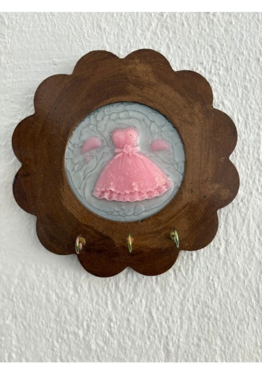 Pelince - Pembe Elbise Figürlü - Epoksi Ahşap Anahtar Askılığı Tek Ürün - Çap: 18 Cm Ahşap