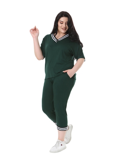 Melsay Butik Zümrüt Yeşil V Yaka Şerit Detaylı Kısa Kollu Beli Lastikli Kapri Takım Yeşil