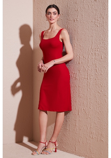 Lela Streç Slim Fit Kare Yaka Kalın Askılı Midi Boy Bayan Elbise 5866102 Kırmızı