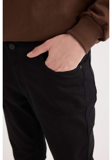 DeFacto Pedro Slim Fit Solmayan Renk Dar Kalıp Normal Bel Dar Paça Siyah Jean Pantolon S2711AZ25SPNM40