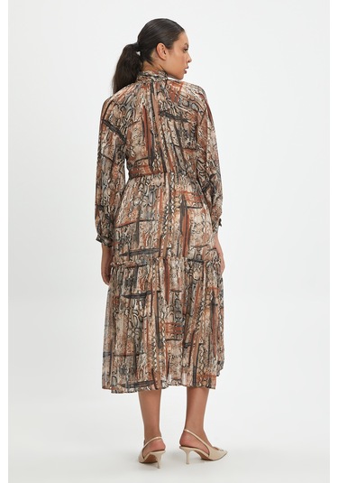 Kadın Uzun Elbise - Yılan Derisi Desenli, Balıkçı Yaka Ve Taşlı Düğme Detaylı, Şık Ve Modern Tasarım - Günlük Ve Özel Kullanım İçin Elbise Kiremit