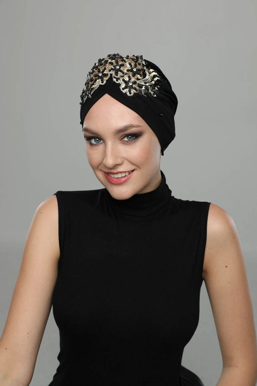 Kopma Astarlı Işlemeli Siyah Geniş Sırma Motifli Hazır Türban Tesettür Abiye Bone Siyah Geniş Sırma