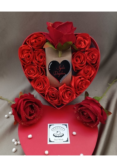 İnci Mode İyiki Doğdun 12+1 Çiçekli Kalpli Kutu Hediyelik Çiçek Kutusu Kırmızı Doğumgünü Hediyesi