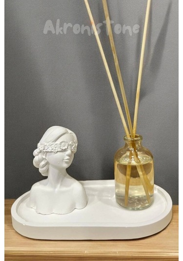 Beton Tepsi Üzerinde Çiçek Desenli Kadın Biblosu Ve Vanilya Aromalı Oda Kokusu Seti