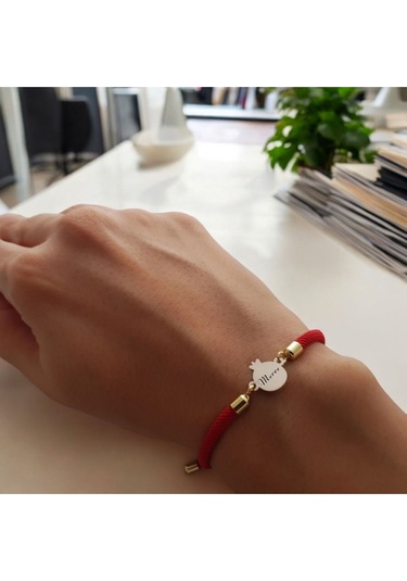 Merve İsmine Özel Nar Motifli İpek Örgülü 14 Ayar Altın Plakalı Hediye Bileklik-323isim-kırmızı Altın