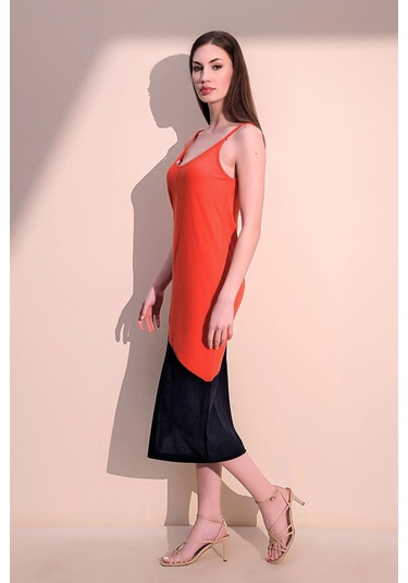 Kadın Mercan & Siyah Rahat Asimetrik Bloklu Yırtmaçlı Askılı Uzun Elbise Mercan