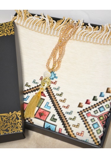 Hediyelik Seccade Tesbih Seti Kilim Desenli Kadife Astarlı Seccade, Kristal Tesbih Ve Özel Kutulu Lüks Hediye Seti Beyaz