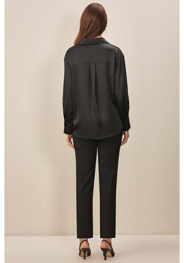 V Yaka Siyah Desenli Gömlek Siyah