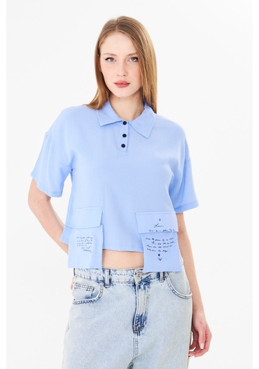 Sortie Collection Polo Yaka Yazı Baskılı Cep Detaylı Crop Bluz Mavi